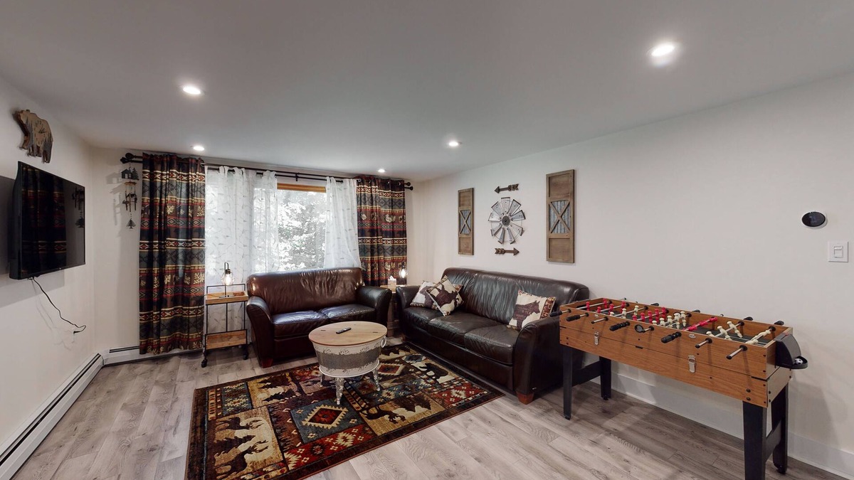 Windham House | Single-Level Duplex with Fast WiFi & a Full Kitchen - Close to Magic Mountain