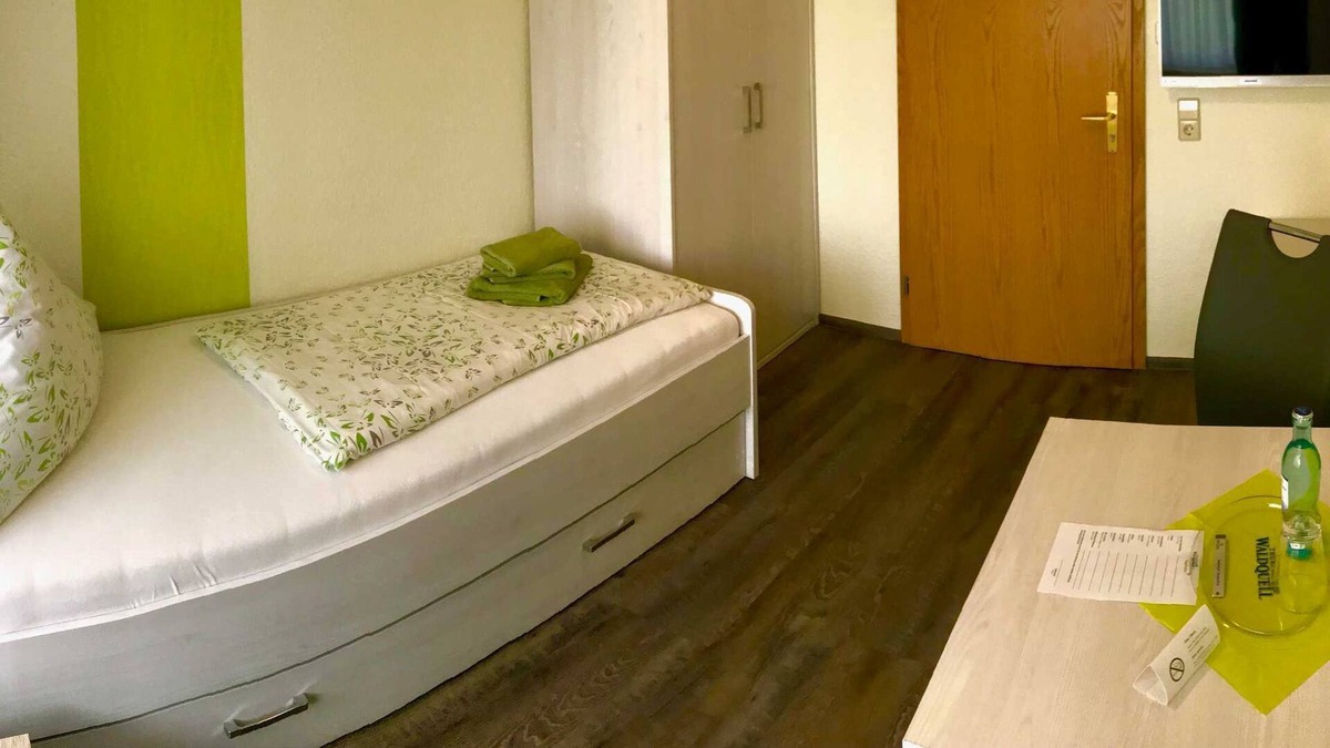 Sangerhausen Cottage | Single Room 1 - Pension and Restaurant Rüssel-Pub