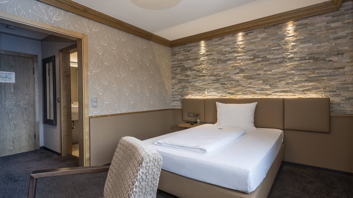 Donzdorf Apartment | Single room comfort with shower and WC