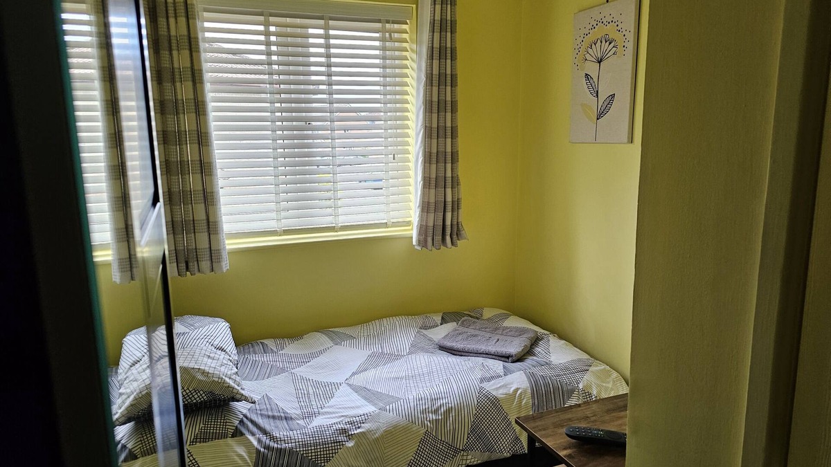 Cannards Grave House | Single Room - shared bathroom