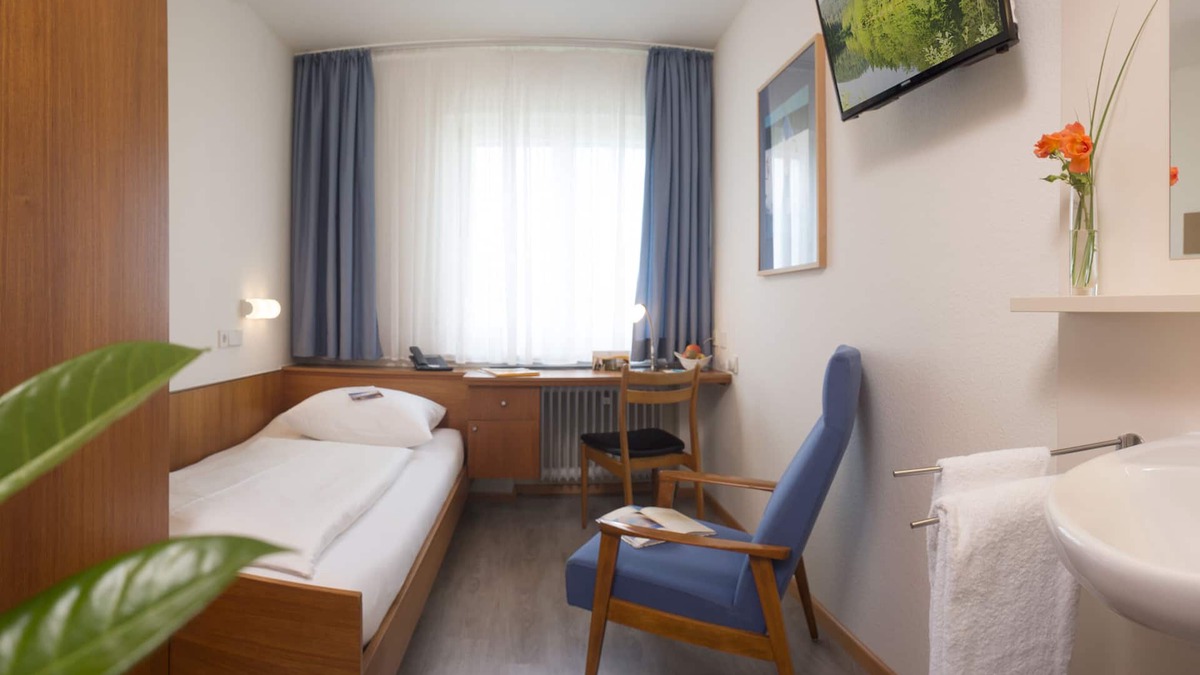 Allensbach Apartment | Single room with en-suite bathroom/WC Category D