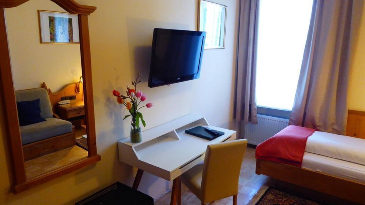 Elisabeth-Vorstadt Bed & Breakfast | Single room with shower, toilet - Adlerhof, pension