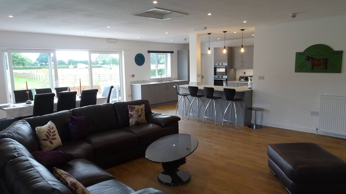 York House | SINGLE STOREY Four Superking en suite rooms on Red House Estate w/seasonal pool