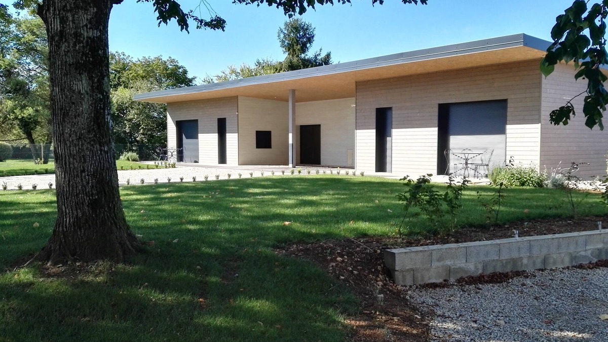 Ampilly-le-Sec House | Single-storey gîte, wooded, enclosed and secure grounds.