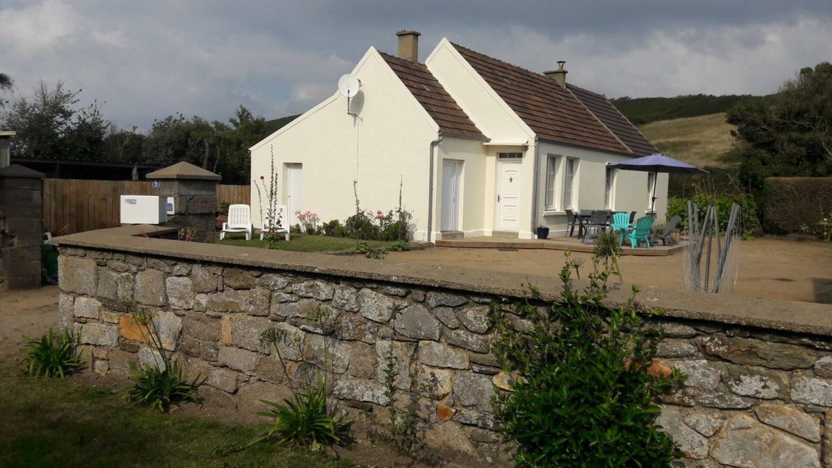 Les Pieux Cottage | Single-Storey House with Garden near Beach – Sleeps 4, WiFi, Parking