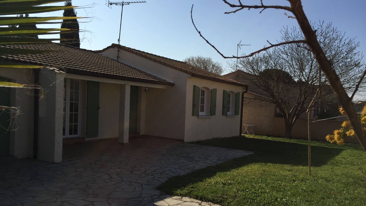 Vergeze House | Single storey house with enclosed garden