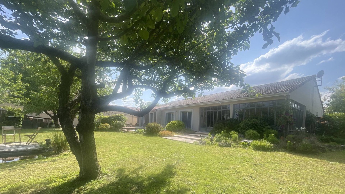Loudun House | Single storey PMR access with swimming pool in the countryside