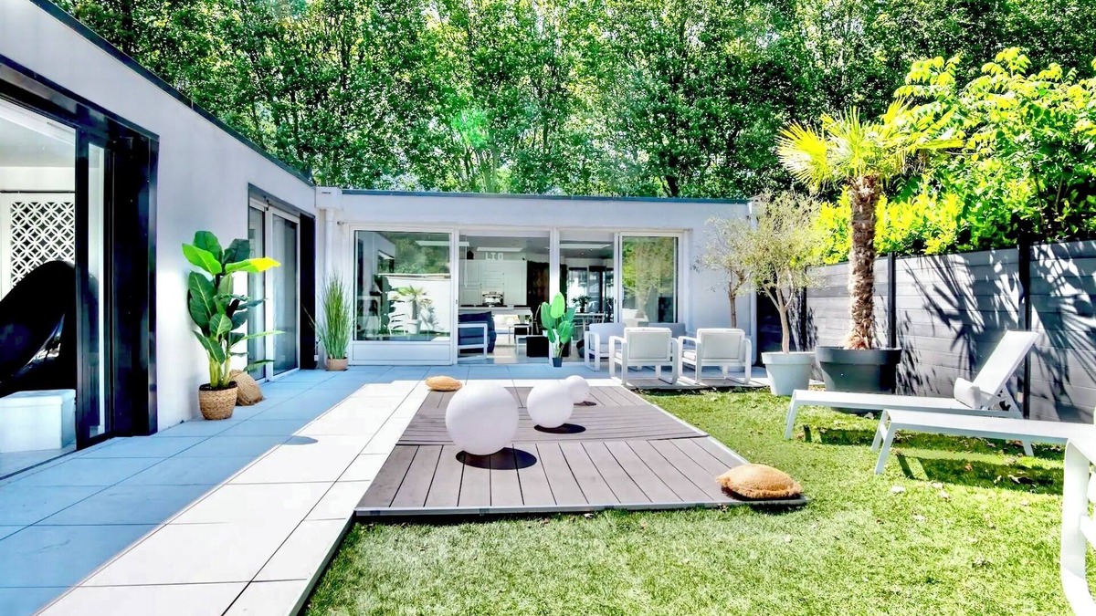 Mons-en-Baroeul Villa | Single-storey, stairless villa with jacuzzi, parking and garden