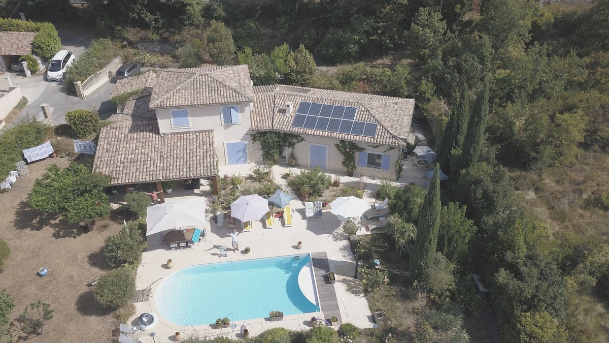Callian Apartment | Single storey studio, private swimming pool, secure parking