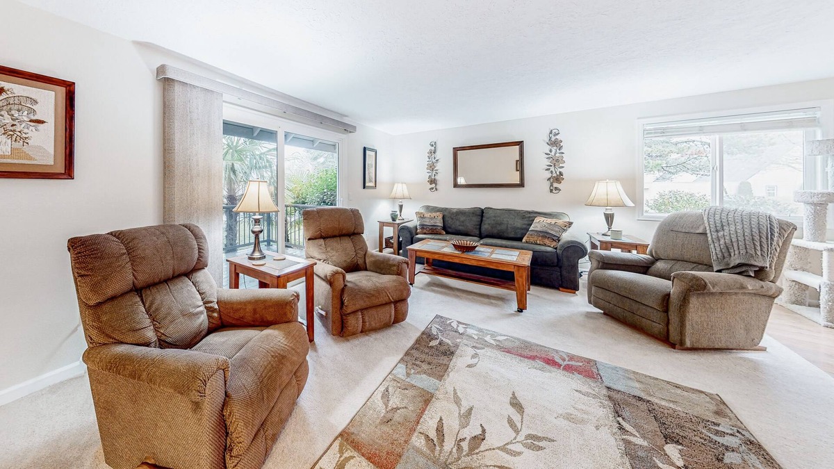 Gresham House | Single-story townhome with 2 patios, outdoor pool & great location near Gorge