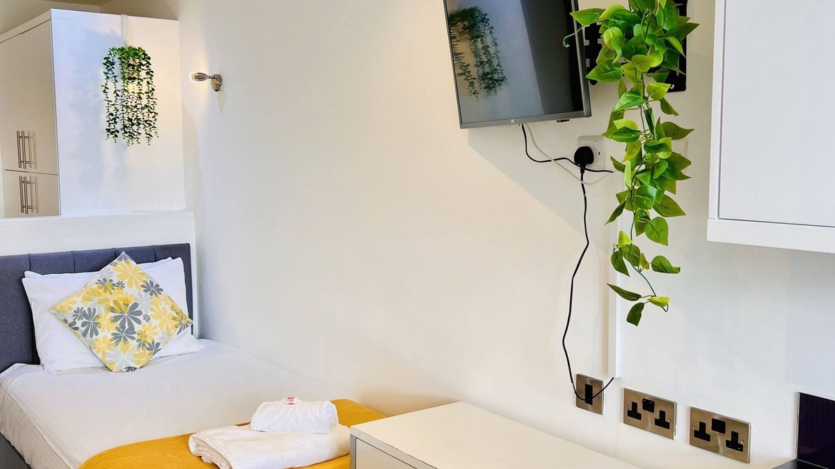 Barbican Apartment | Single Studio Apartment in the City Centre with private En-suite shower room