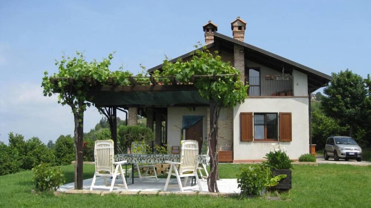 Sinio House | Sinio country house with garden surrounded by hazel groves