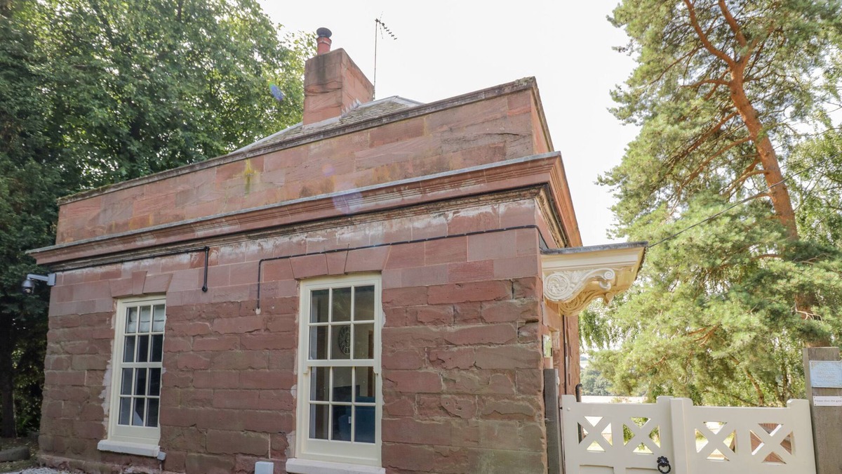 Iverley Cabin | SION LODGE, pet friendly, with hot tub in Belbroughton