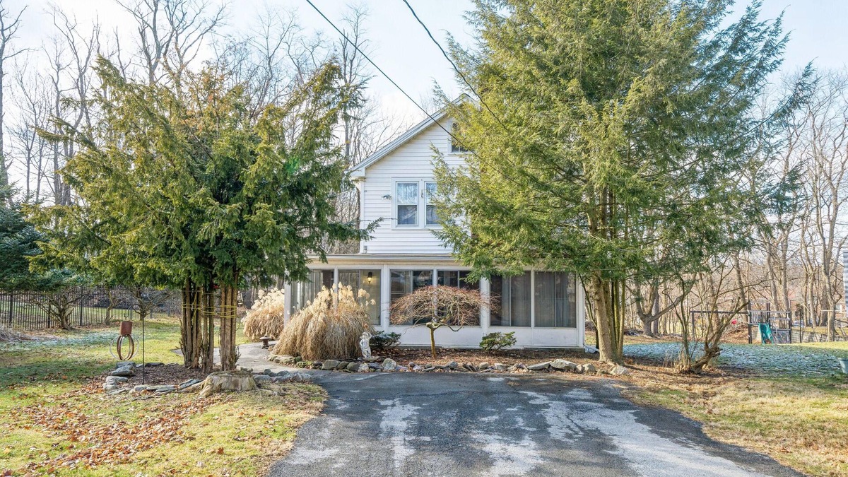 Warwick Cottage | SIP, STAY & EXPLORE! MINUTES AWAY FROM WINERIES, GREENWOOD LAKE & HIKING TRAILS