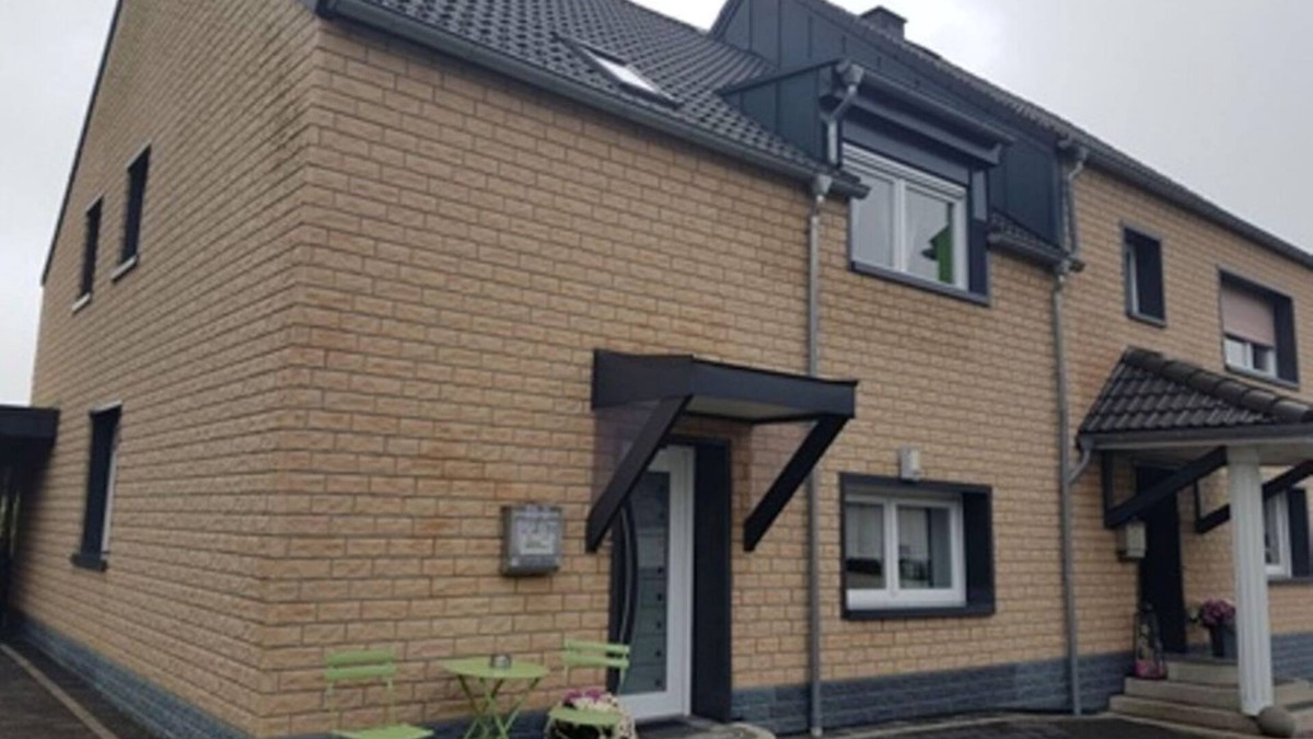 Hohn House | Sips house rental - House, shower and bath, toilet, 2 bedrooms