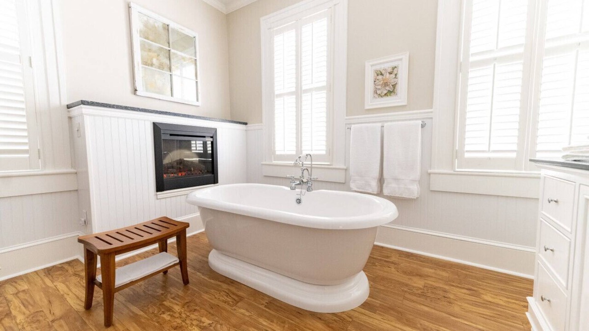 Edenton Bed & Breakfast | Siren Room - Captain's Quarters Inn, Downtown Historic Edenton