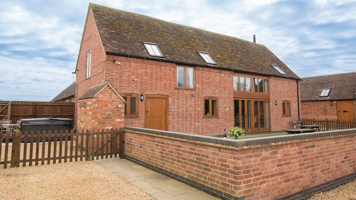 Bidford-on-Avon Cottage | Siskin Barn, Near Stratford-upon-Avon, sleeps 9 guests in 4 bedrooms