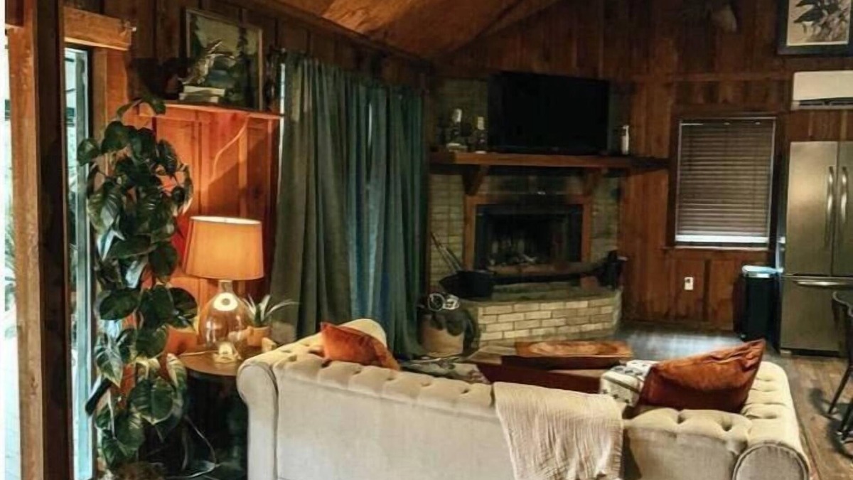 Saratoga House | Sissy’s Cabin on Sunset Dr.