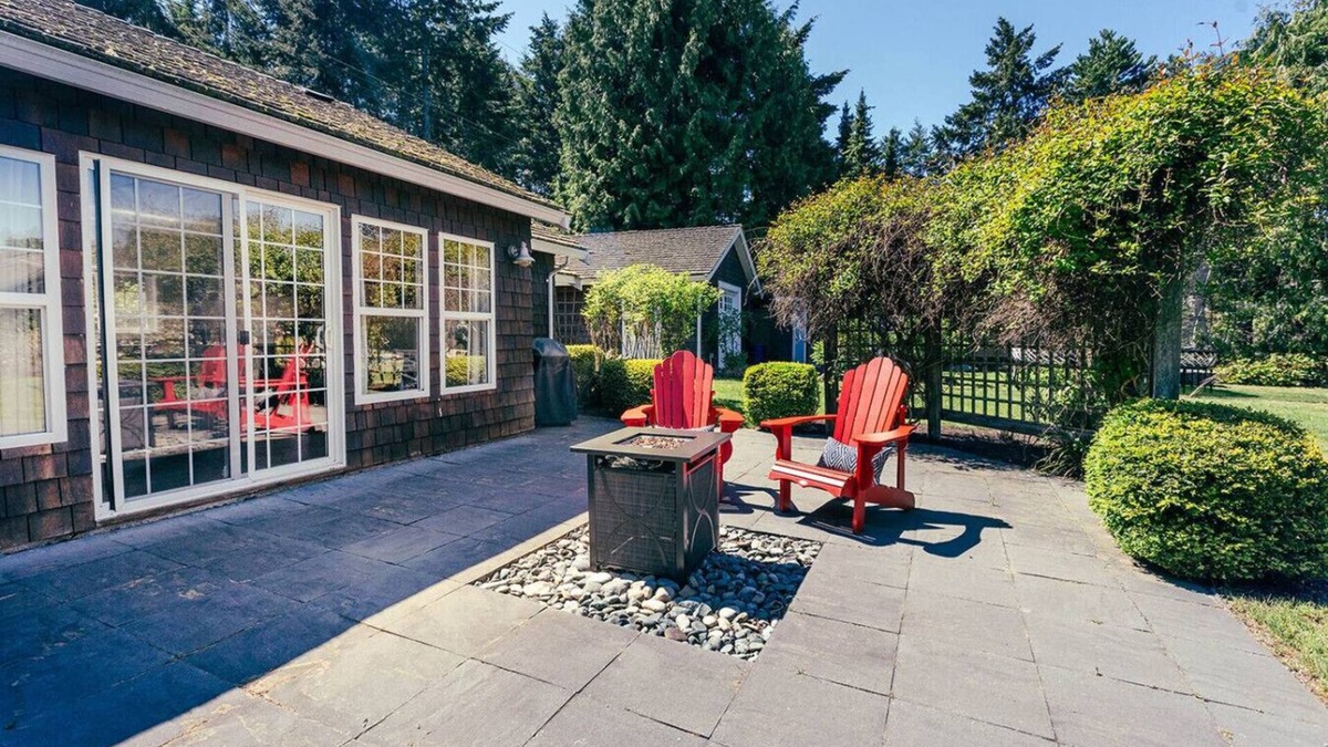 Regional District of Nanaimo House | Sit Back & Watch Waves at Rathtrevor Cottage