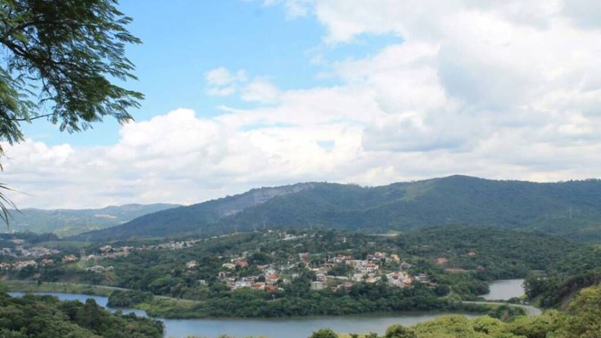 Mairipora House | SITE IN MAIRIPORÃ NEAR THE CENTER WITH LARGE HALL OF PARTIES, FOOTBALL FIELD