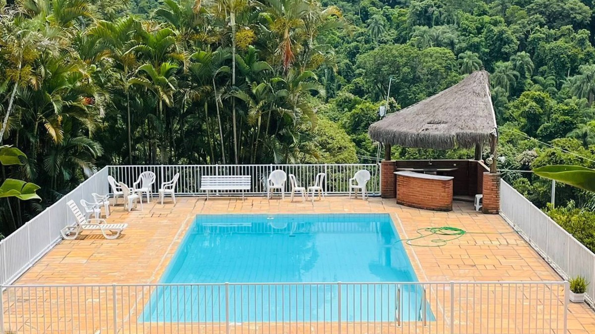 Cabreuva House | SITE LESS THAN 1KM FROM THE CENTER OF CABREÚVA.