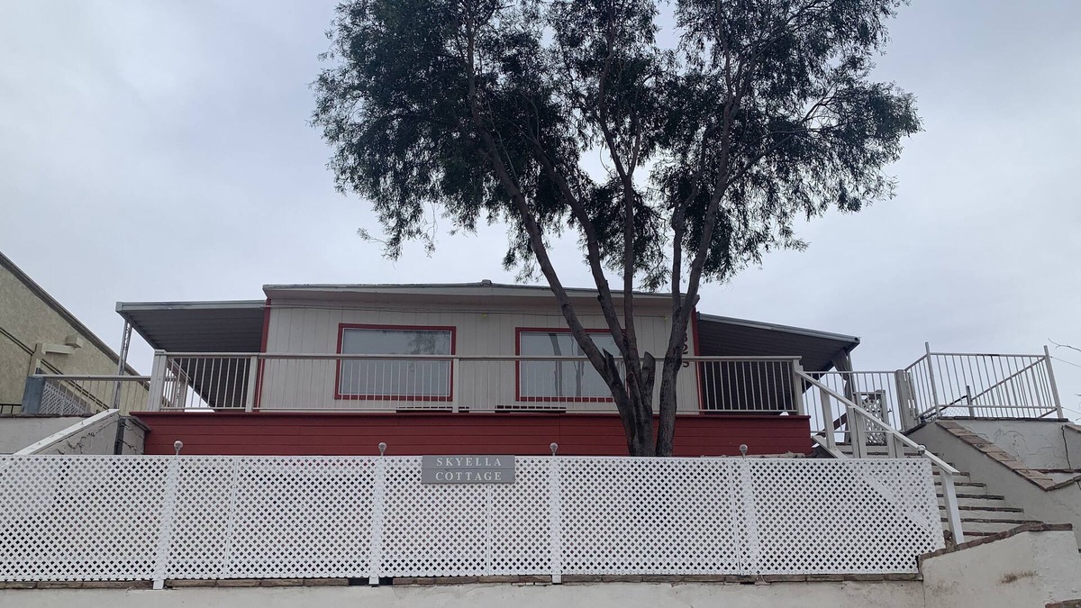Bullhead City Cottage | Sits across the street from waterfront and up on a hillside with river view.