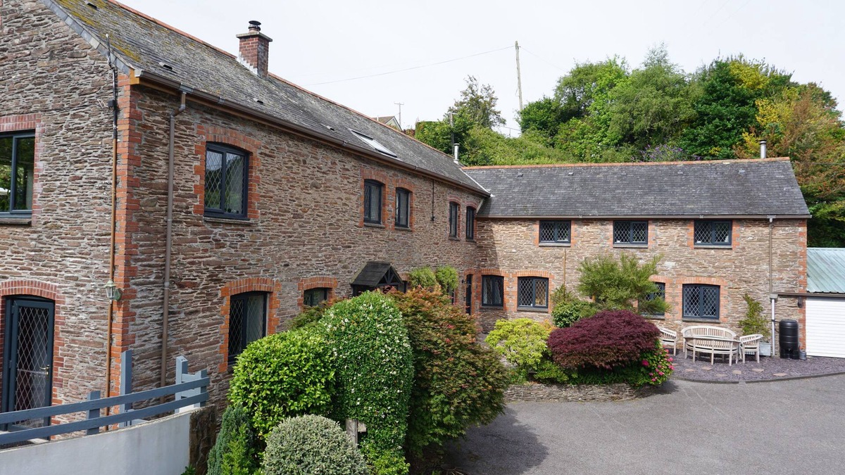 Slapton House | Situated in a quaint village-walking distance to Slapton Sands Beach & Ley.