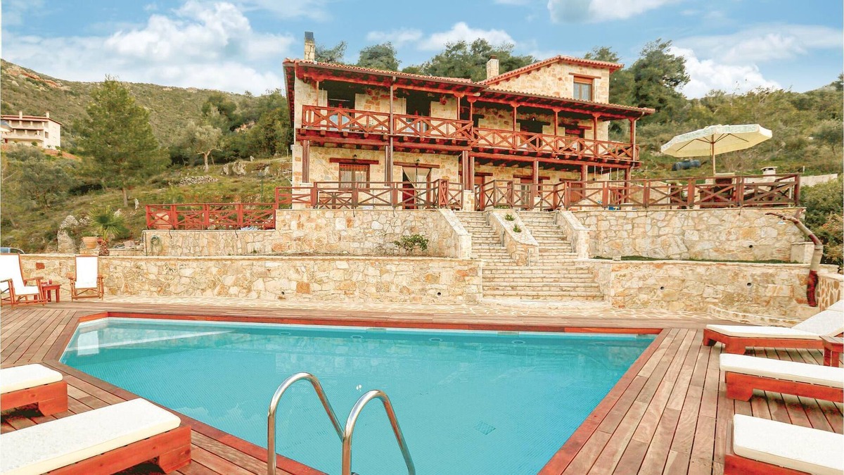 Paralia Porovitsis House | Situated in the northern part of the Peloponnese, this villa welcomes its guests in Akrata, a beauti