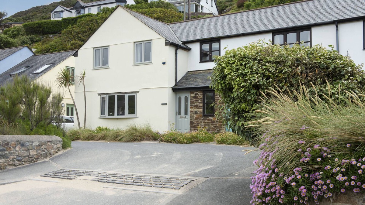 Porthtowan House | Situated only sixty meters from the Blue Flag sandy beach in the charming coastal village of Porthto