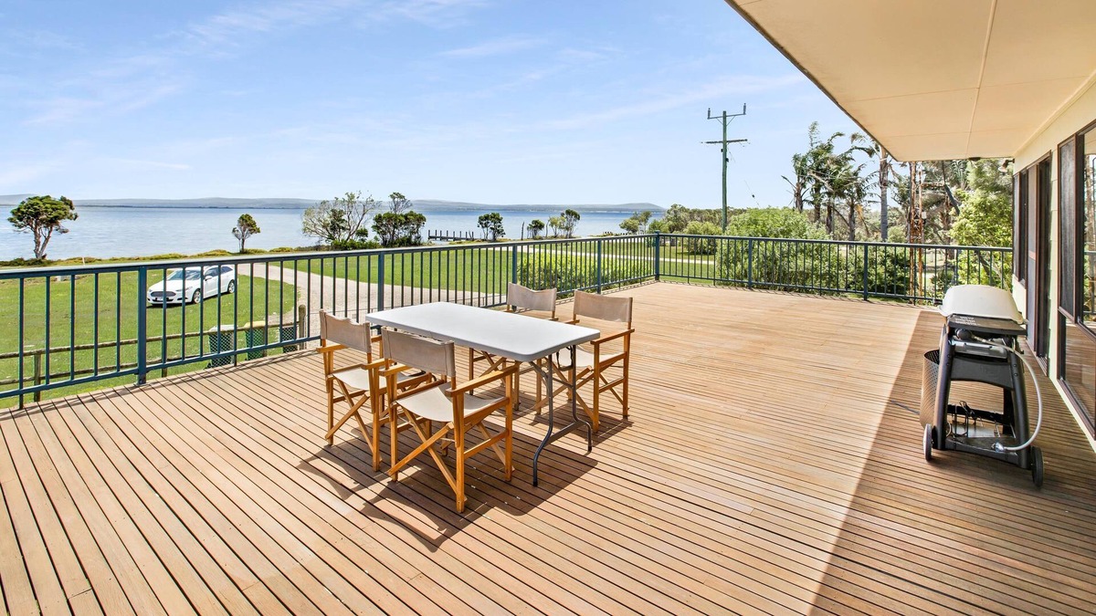 Raymond Island Cottage | Situated overlooking the beautiful Lake King