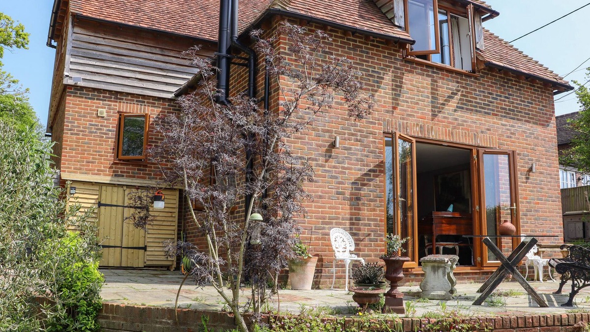 Beckley Cottage | SIX ACRES HOUSE, pet friendly, with open fire in Peasmarsh