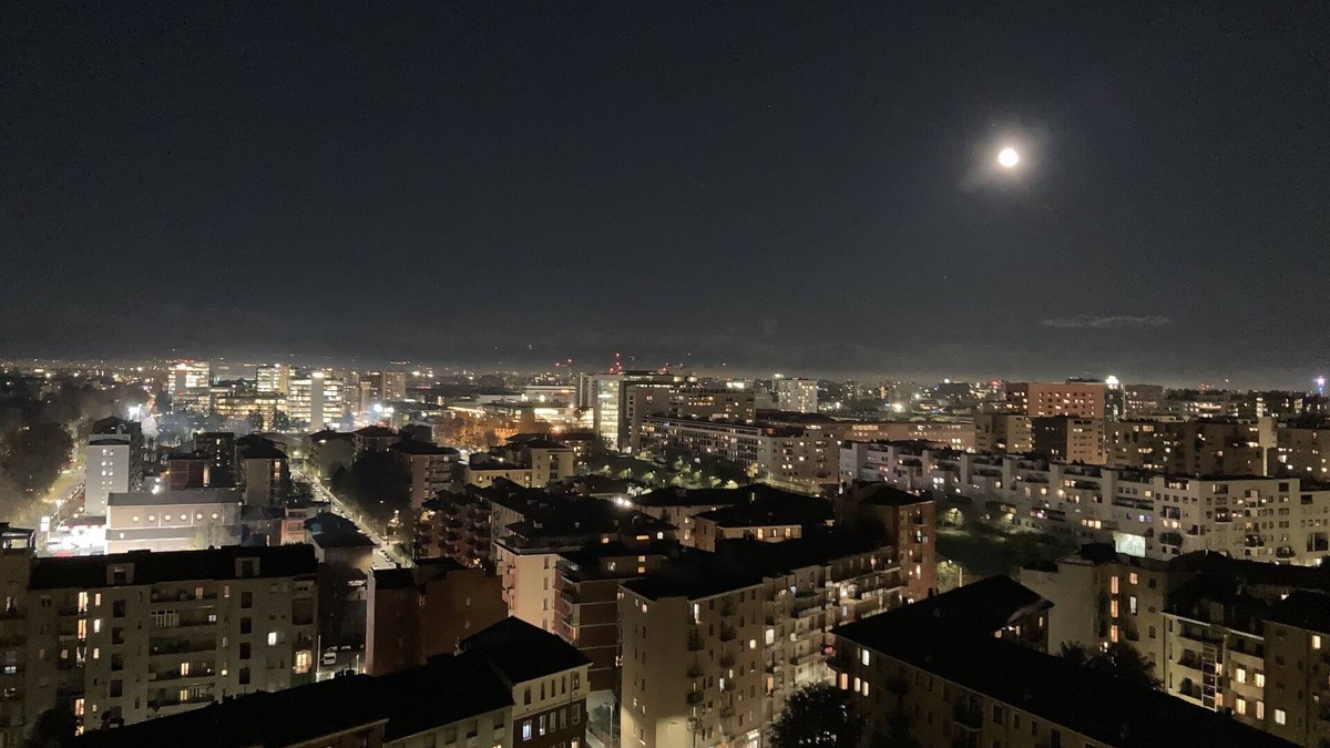 Bicocca Apartment | Sixteenth floor apartment, panoramic view, Bicocca area