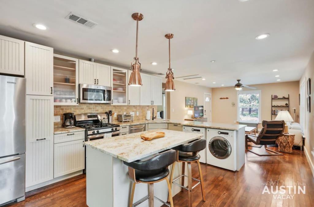 Brentwood House | Sizable Screened in Porch w Luxury Kitchen and Bath