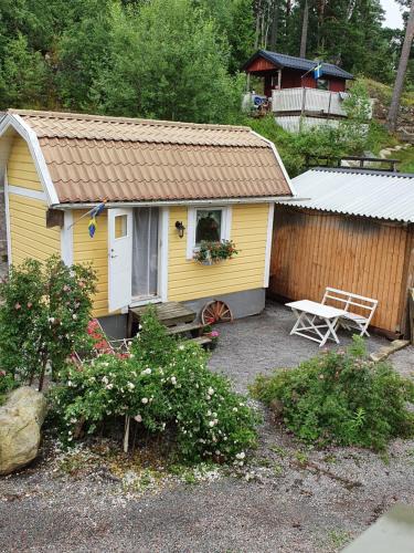 Stora Stava House | Sjönära liten stuga med sovloft, toilet in separate small house, only OUTDOOR shower!