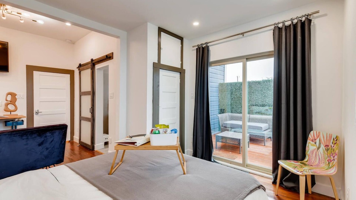 Near East Side Apartment | SJ3Contemporary Exclusive Suite Downtown San Antonio