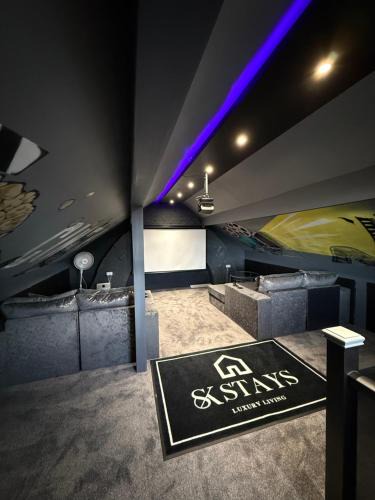 Ogden House | SK Stays Modern Luxury Home With Jacuzzi Bath & Cinema Room