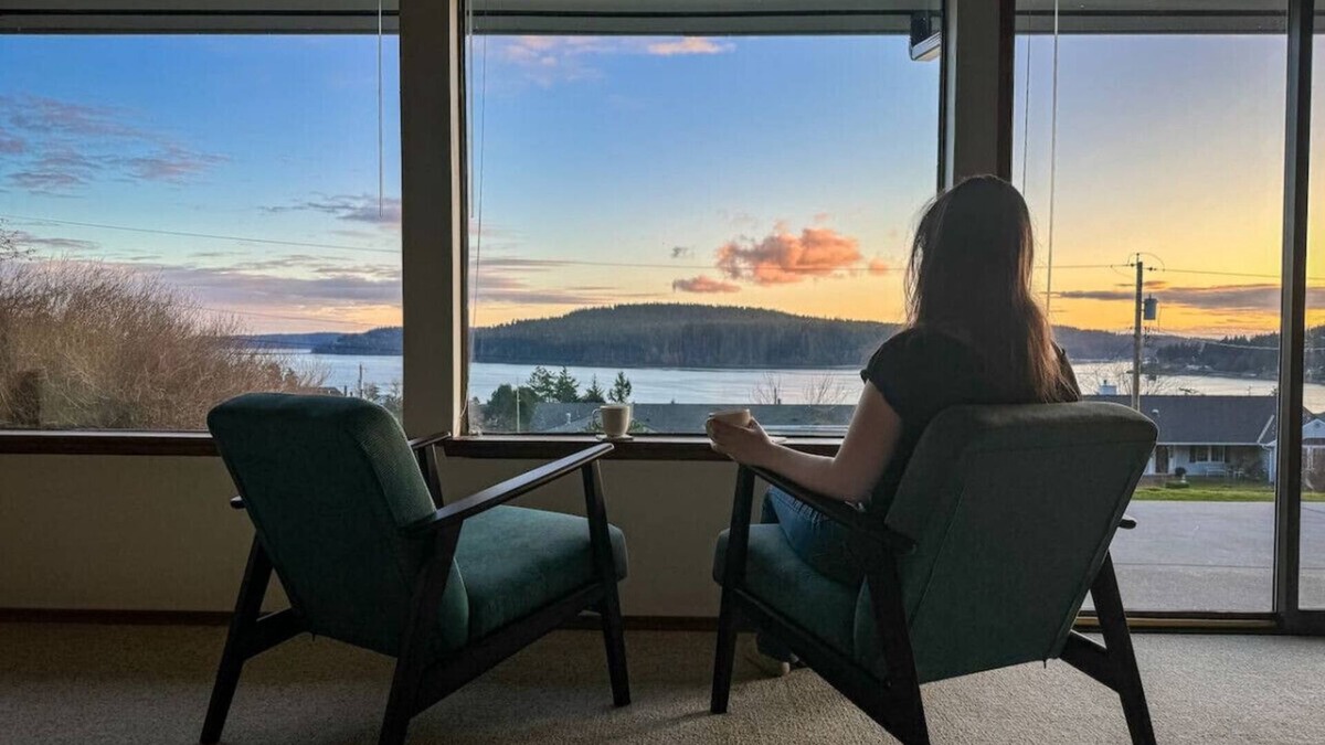 Anacortes House | Skagit Bay View, Sunsets, Hot Tub