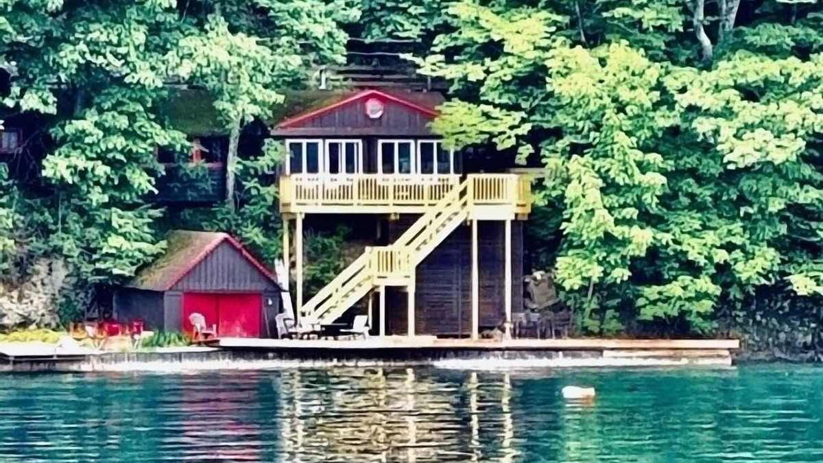 Moravia Cabin | Skaneateles direct lakefront 3 bedroom cabin with 1 bedroom guest cabin
