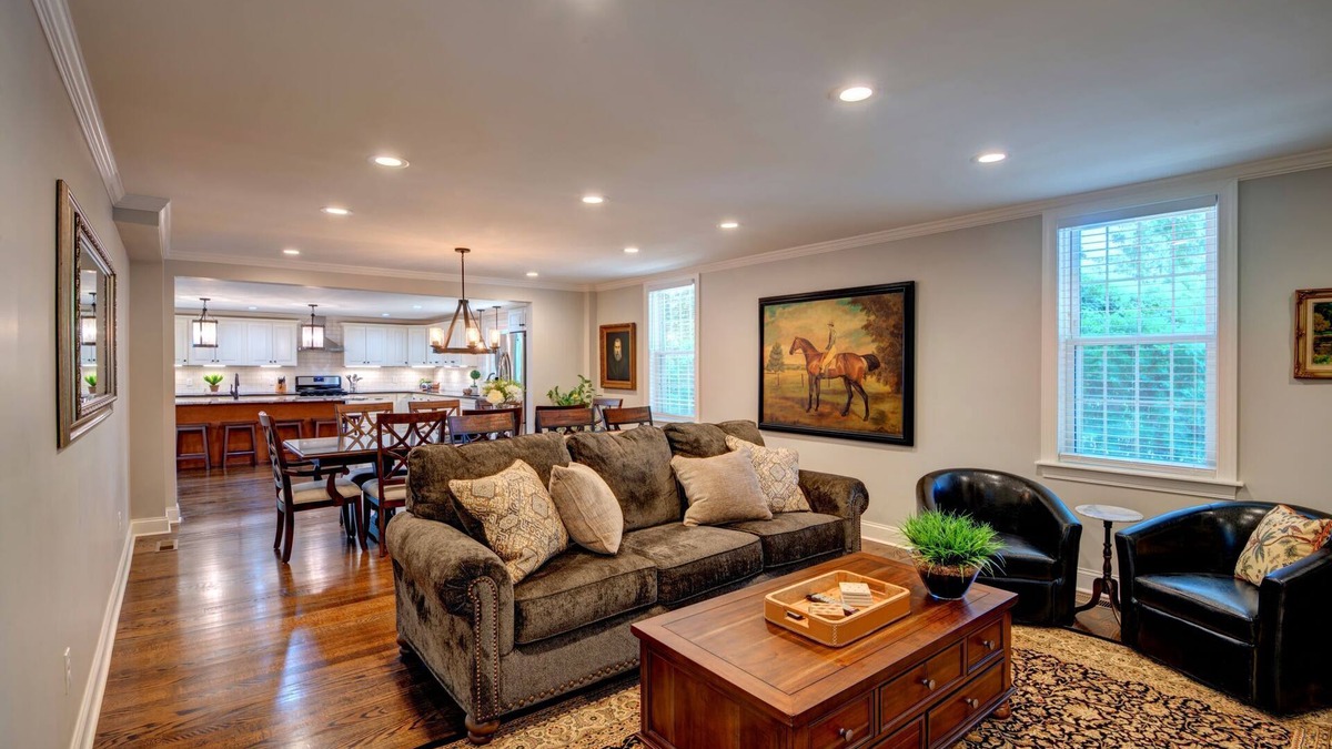 Sennett House | Skaneateles Pet friendly 6 bed 6 bath on Main St very close to downtown center