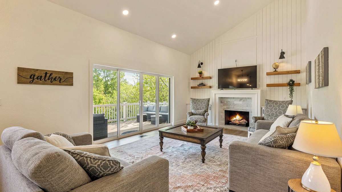 Layton House | Ski at Snowbasin, Have fun at Lagoon, Bring the whole family: Sleeps 22, Layton