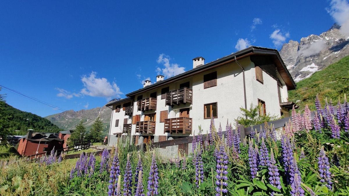 Cervinia Apartment | Ski chalet Cervinia Martino e Bassi ski-in-ski-out 6 persons sunny balcony wifi