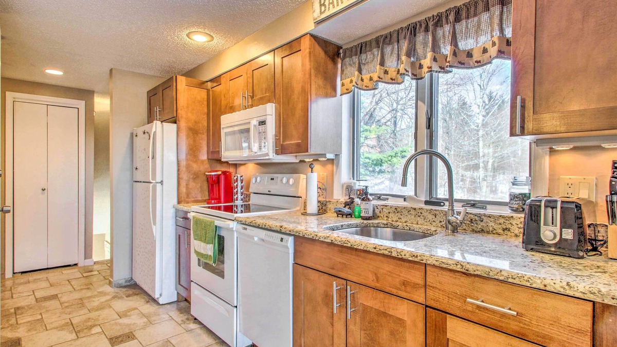 Bartlett Apartment | Ski Condo w/Pool, Close to Story Land & Attitash!