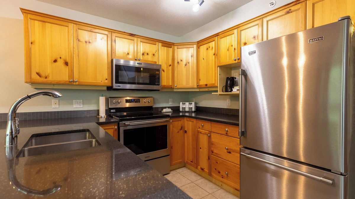 East Kootenay Ski Chalet | Ski In & 15 Minute Walk to the Lifts. Hot Tub. A/C. Pet Friendly