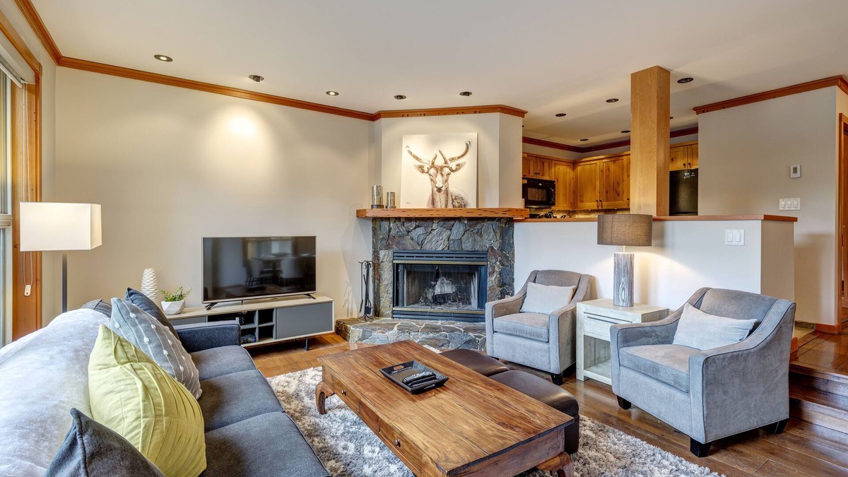 Blackcomb House | Ski-in Chic and Cozy 2bed, 2 bath Townhouse in the Upper Village/Benchlands