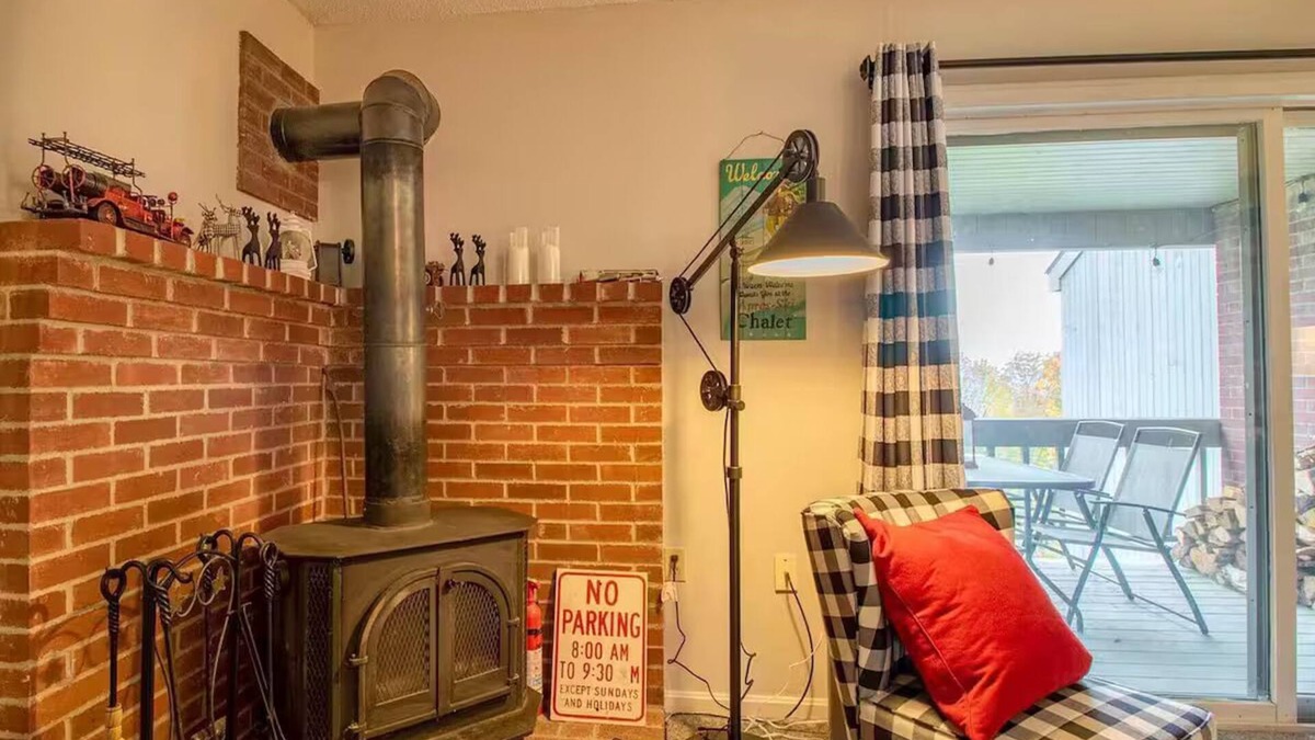 East Burke Condo | Ski-in Condo on Mountain Woodstove/Hot Tub Access