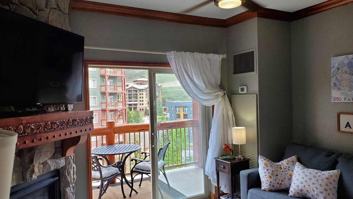 Park City Condo | SKI IN/OUT CONDO- NEWLY UPDATED-1BDR LUXURY SUITE W/BALCONY AND FULL KITCHEN