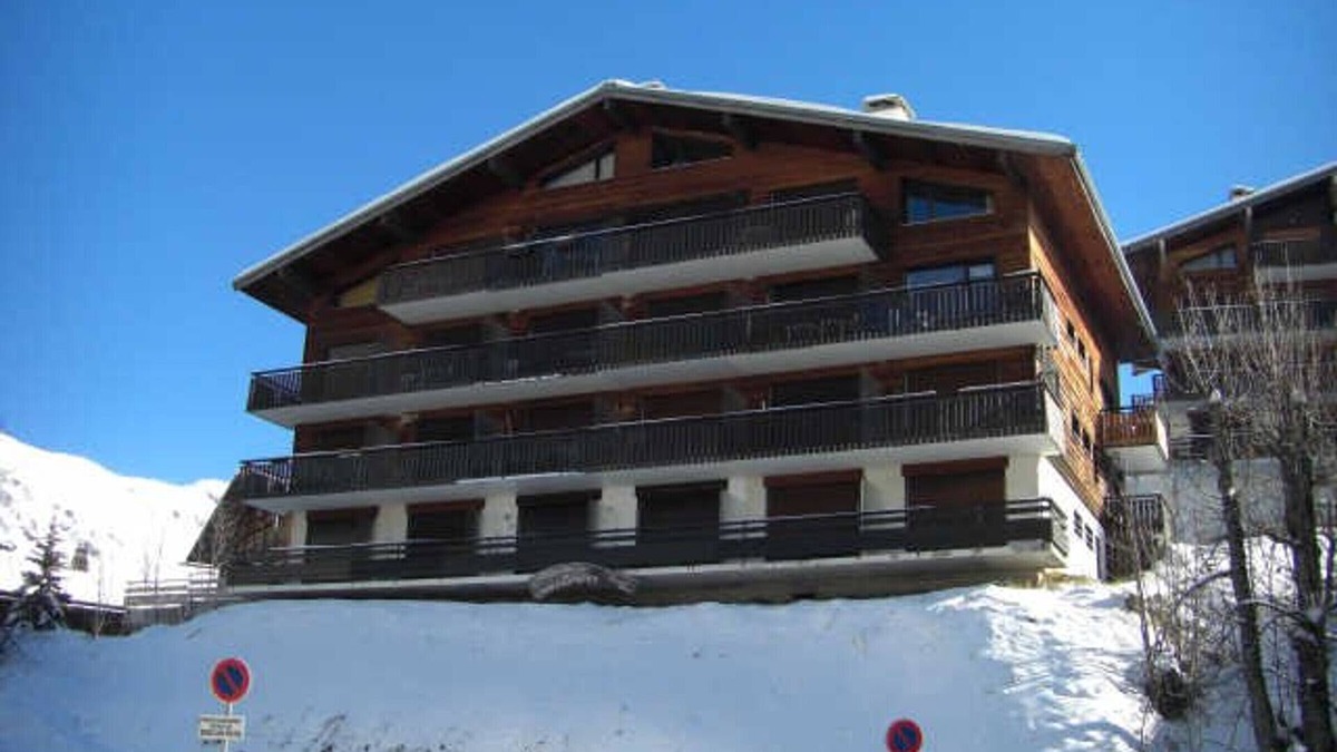 Le Chinaillon Apartment | Ski-In/Out Studio - Sleeps 4 - Garage - Close to ESF & Chairlift - West-Facing Balcony