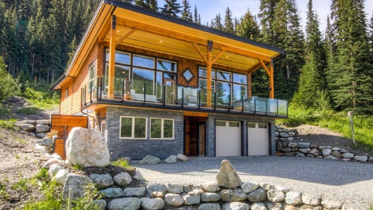 Fairways Ski Chalet | "Ski in-Shuttle out" Altitude Chalet, Hot Tub, Mtn Views, close to village,