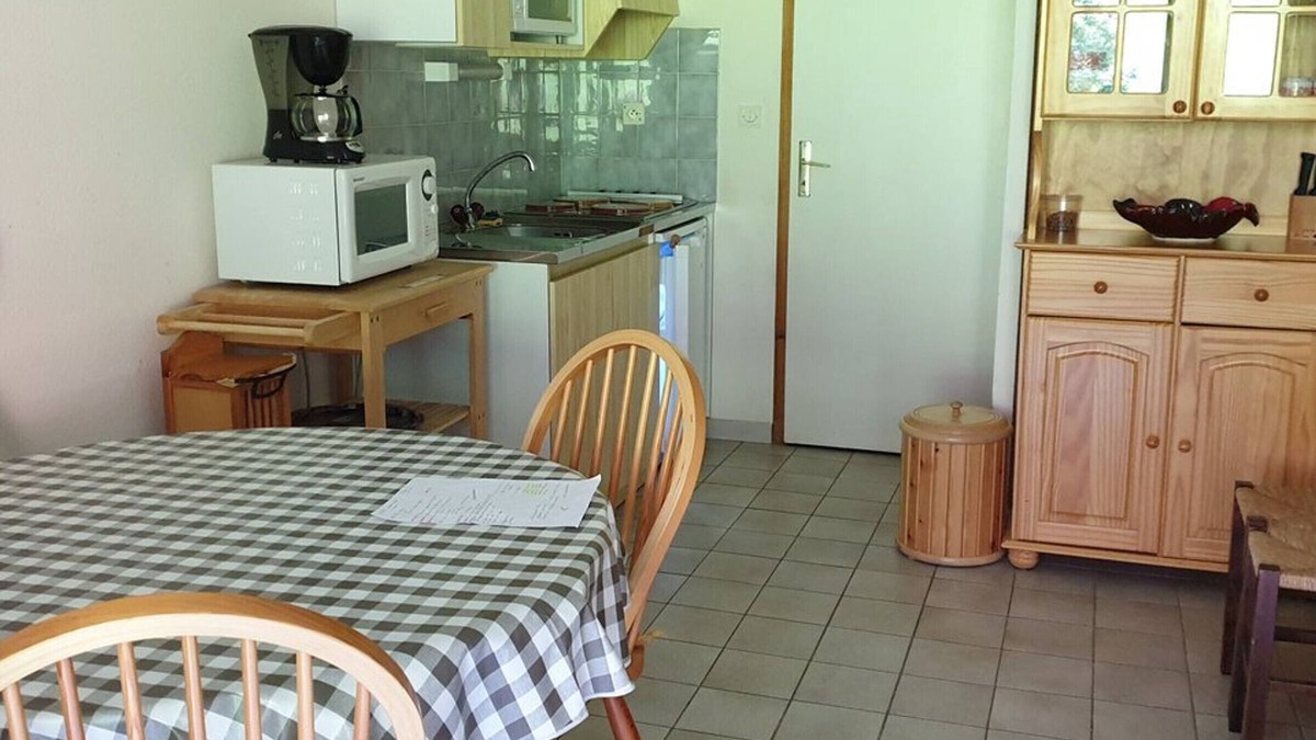 Station de Drouzin le Mont Apartment | Ski-In/Ski-Out Duplex: Balcony, Parking, Steps from Gondola/Button