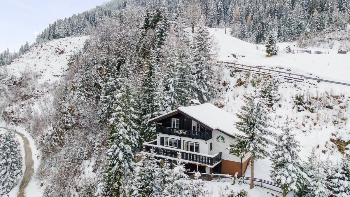 Bad Gastein Apartment | Ski-in/ski-out apartment on a glacier boulder